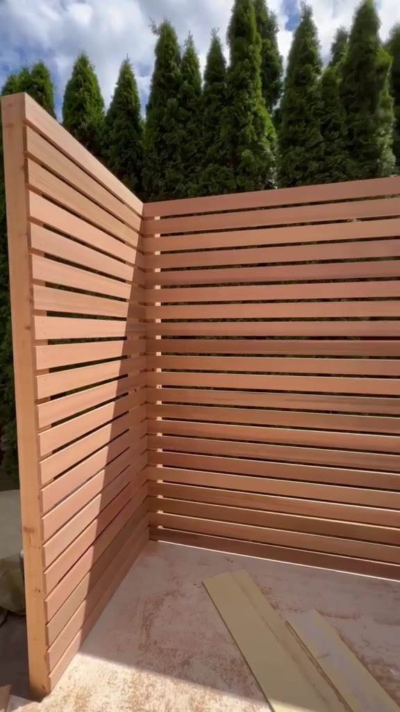 Horizontal cedar privacy fence